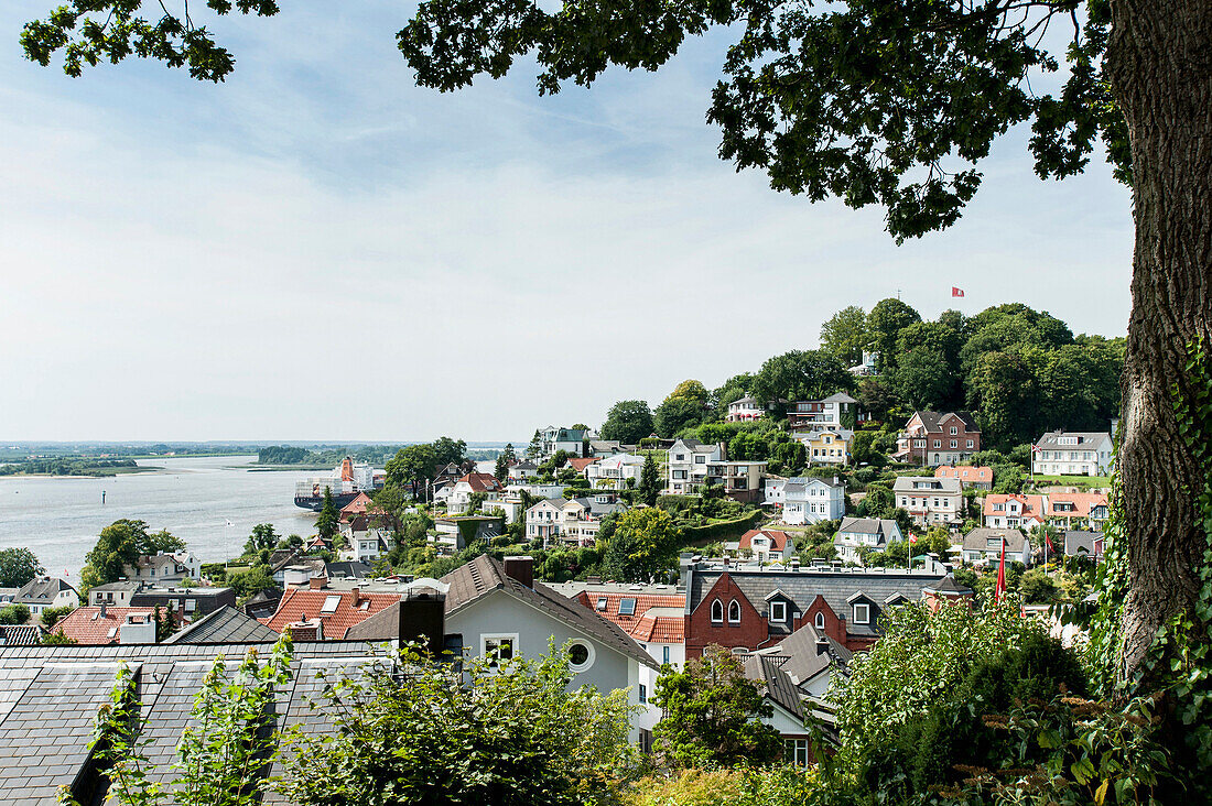Blick auf die Elbe mit Treppenviertel und Süllberg von Blankenese, Hamburg, Nordeutschland, Deutschland