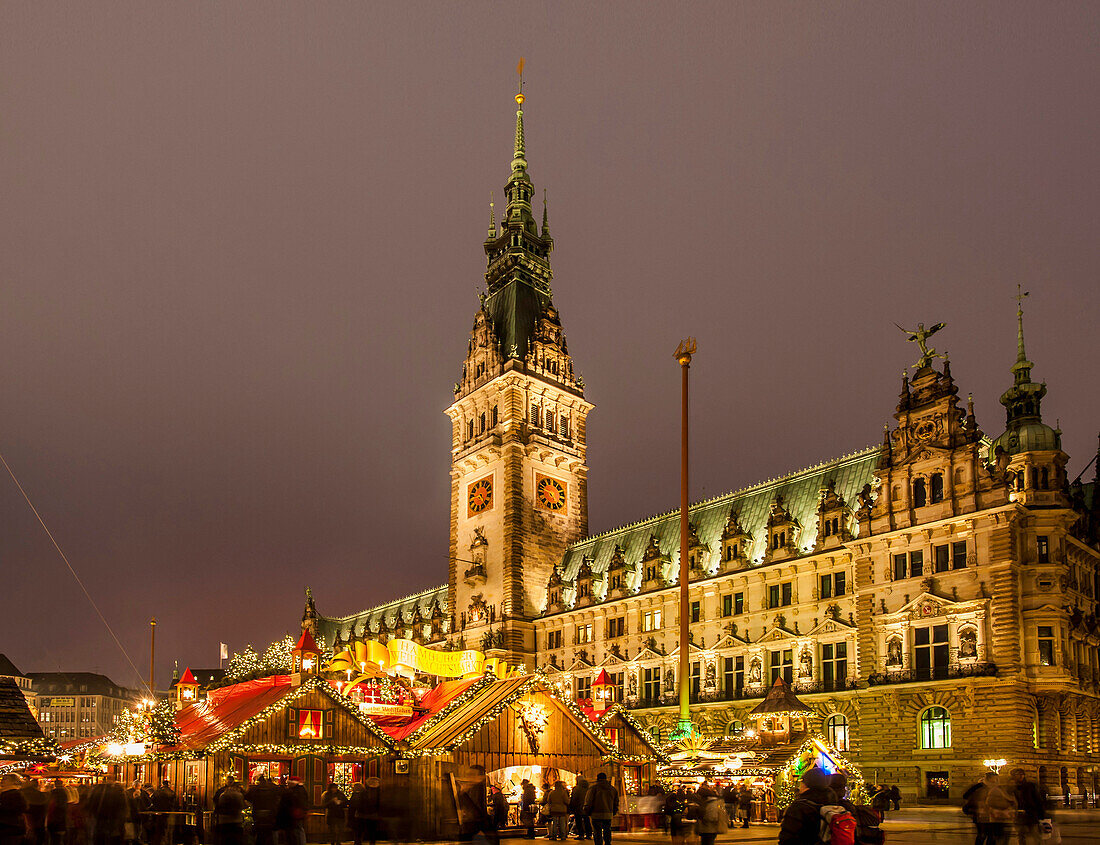 Hamburger Rathaus mit Weihnachtsmarkt, Hamburg, Norddeutschland, Deutschland