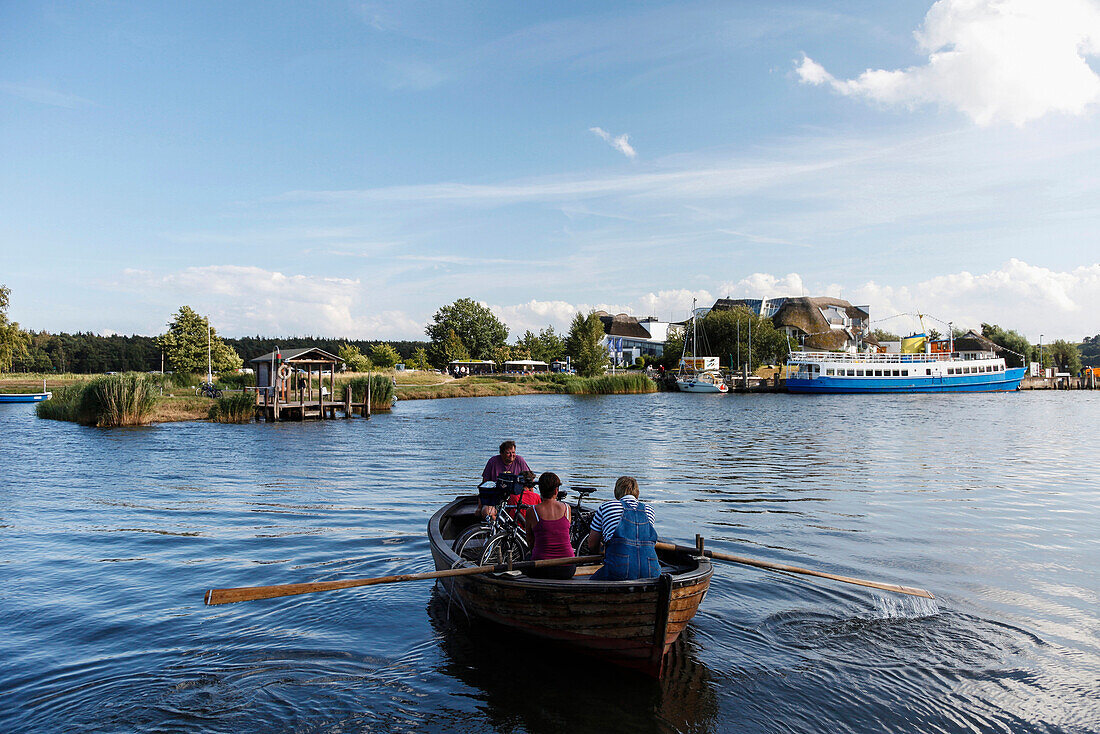 Bootsfähre, Ruderboot, Touristen, Fahrräder, Ostsee, bei Seedorf, Insel Rügen, Mecklenburg-Vorpommern, Deutschland