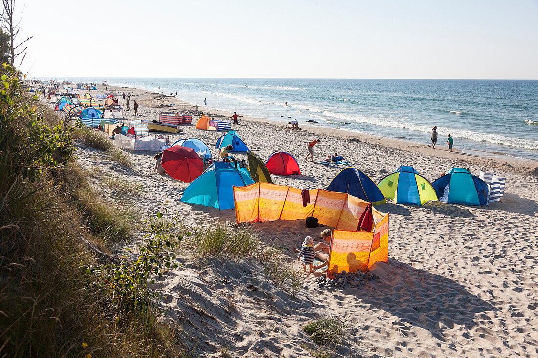 Tents on the beach, waves, protection from the wind, wind shields, beach near Bakenberg, Baltic Sea, Wittow Peninsula, Island of Ruegen, Mecklenburg West-Pomerania, Germany