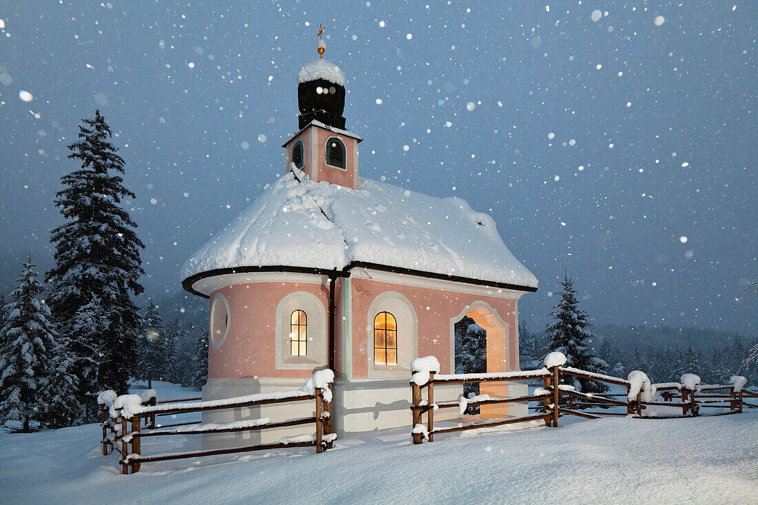 Kapelle Maria-Königin am Lautersee im Winter bei Schneefall, Mittenwald, Werdenfelser Land, Oberbayern, Bayern, Deutschland