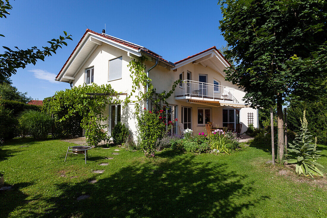 Einfamilienhaus mit Garten im Sommer, Oberbayern, Deutschland