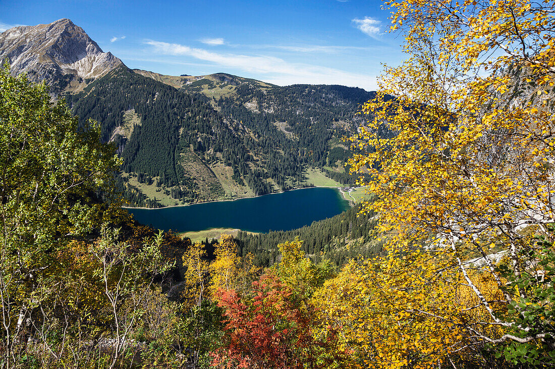 Blick auf Vilsalpsee und Gaishorn im Herbst, Drei Seen Tour, Tannheimer Tal, Alpen, Österreich, Europa