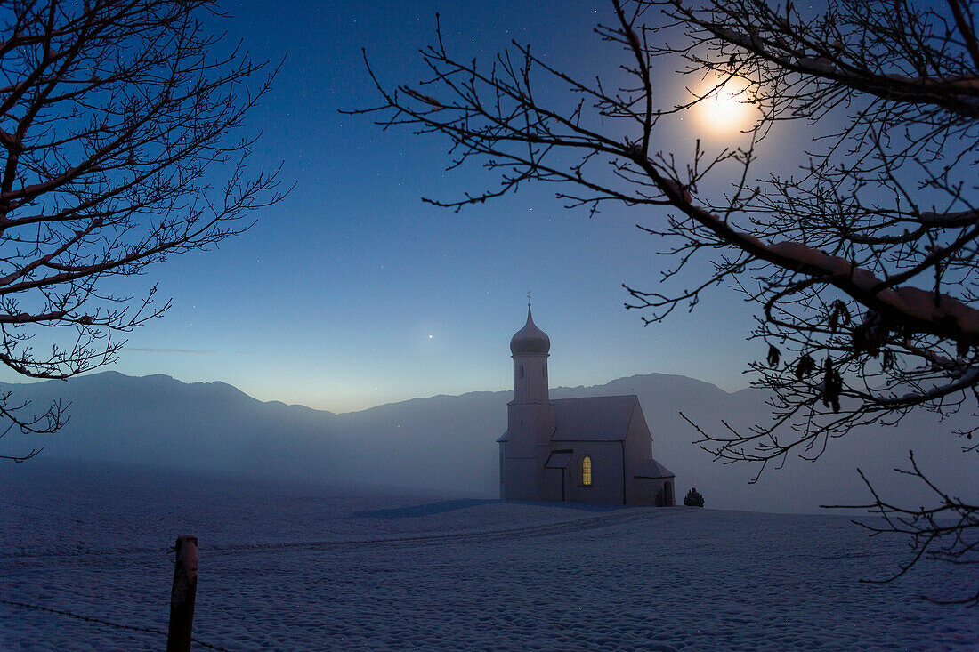 Kirche Sankt Johannisrain in der Morgendämmerung, Penzberg, Oberbayern, Bayern, Deutschland