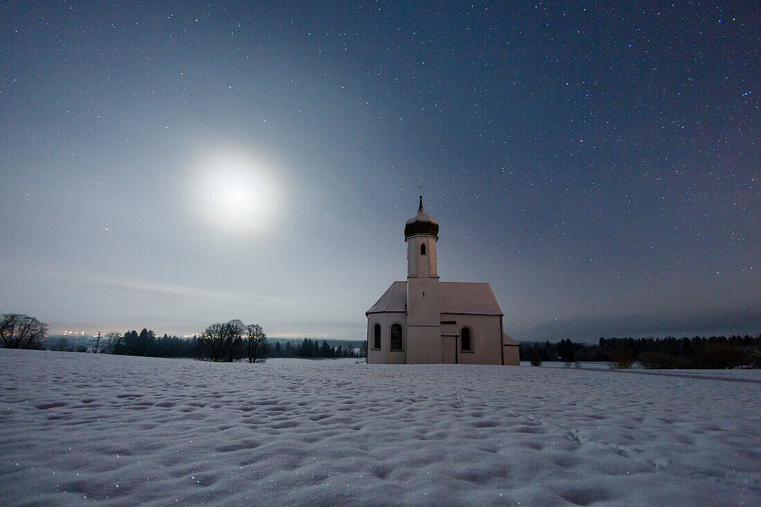 Kirche Sankt Johannisrain nachts, Penzberg, Oberbayern, Bayern, Deutschland