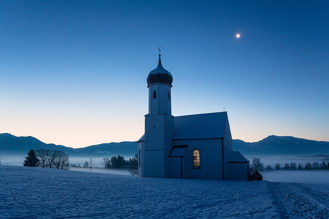 Kirche Sankt Johannisrain in der Morgendämmerung, Penzberg, Oberbayern, Bayern, Deutschland