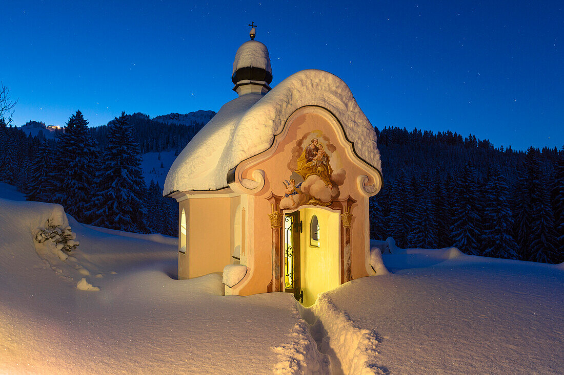 Chapel Maria Koenigin at lake Lautersee in winter with starry sky, Werdenfelser Land, Mittenwald, Upper Bavaria, Bavaria, Germany