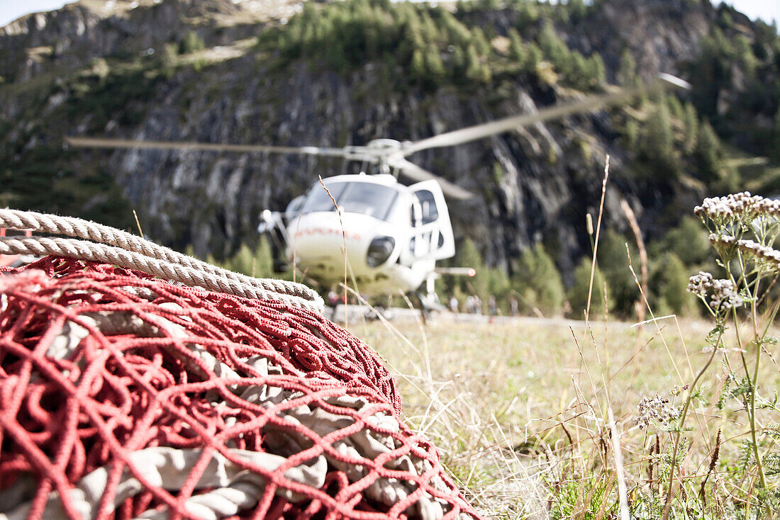 Helikopter fliegt Materialnetz auf die Stüdlhütte, Versorgungsflug, Großglockner, Karls am Großglockner, Hohe Tauern, Österreich