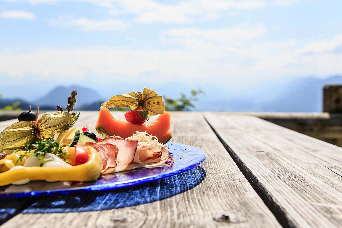 Brotzeit-Platte serviert auf der Hütten Terrasse, Blick ins Inntal, Vorderkaiserfeldenhütte, Kaiserschützensteig, Kaiser Tal, Kufstein, Tirol, Österreich