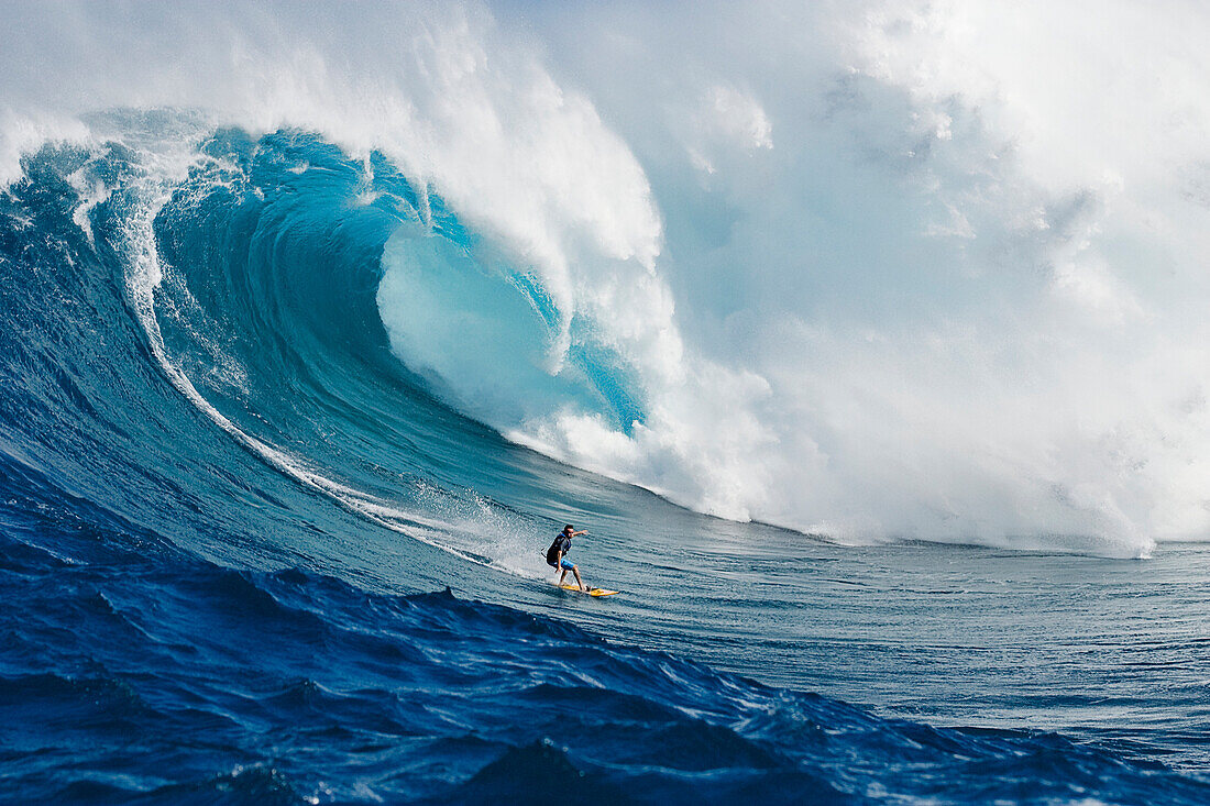 Hawaii, Maui, Peahi or Jaws, Surfer on a huge wave.
