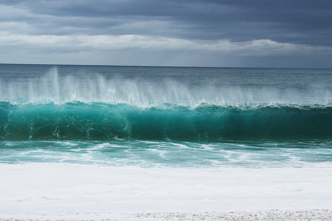 Hawaii, Oahu, Beautiful wave breaking.