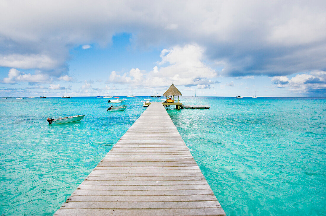 French Polynesia, Tuamotu Isalnds, Rangiroa Atoll, Pier on the ocean.