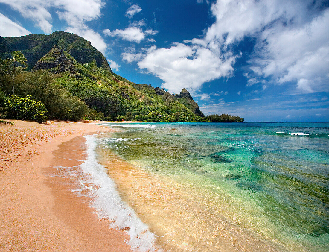 Hawaii, Kauai, North Shore, Tunnels Beach, Bali Hai Point.