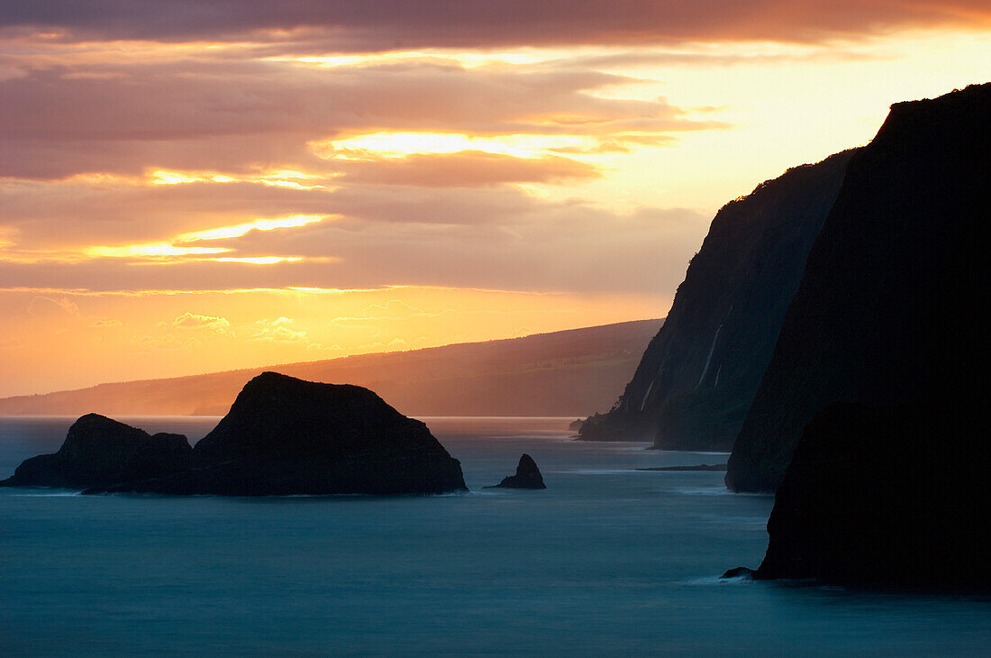 Hawaii, Big Island, North Kohala, Northern coastline and Polulu Valley.