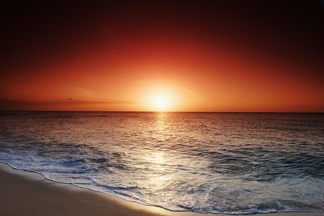 Hawaii, Oahu, North Shore, Beautiful sunset over the ocean.