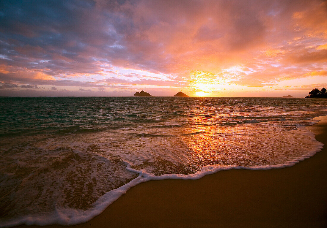 Hawaii, Oahu, Lanikai beach at sunrise.