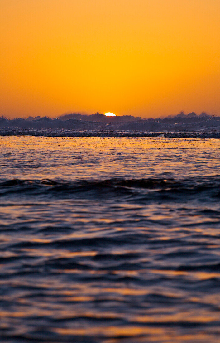 Hawaii, Kauai, Na Pali Coast, Beautiful orange sunset over ocean along Ke'e Beach.