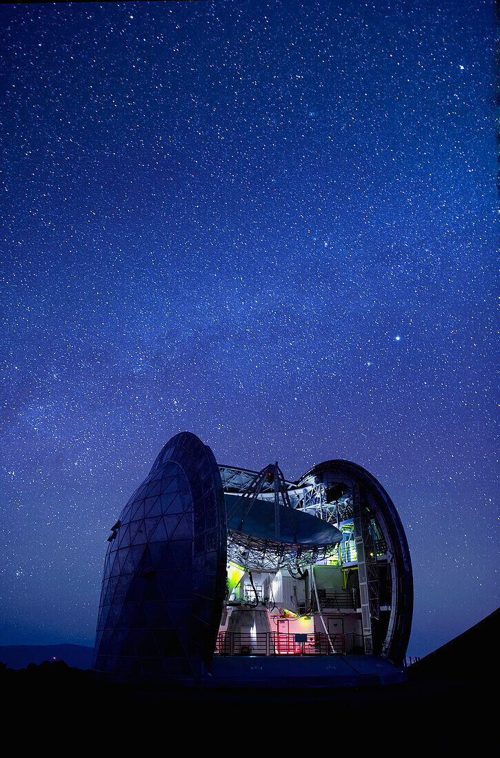 Hawaii, Big Island, Cal Tech Submilimeter, View of a starry night sky and the Milky Way.