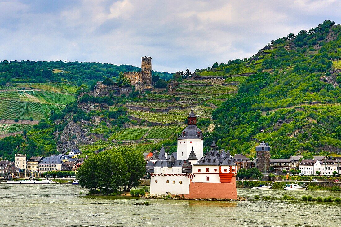 Germany, Rheintal , Rhein river, Pfalz bei Kaub (island castle) and Gutenfels Castle