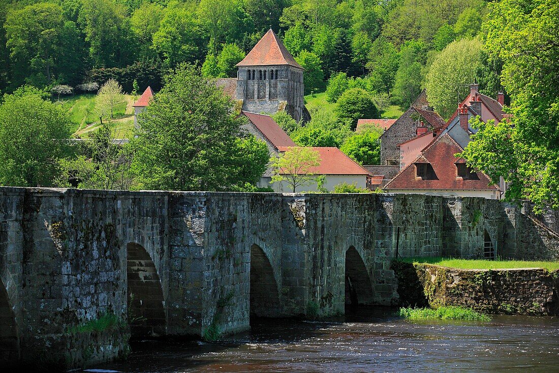 France, Creuse (23), Moutier Ahun, a village on the banks of the river Creuse, bridge rorman twelfth century