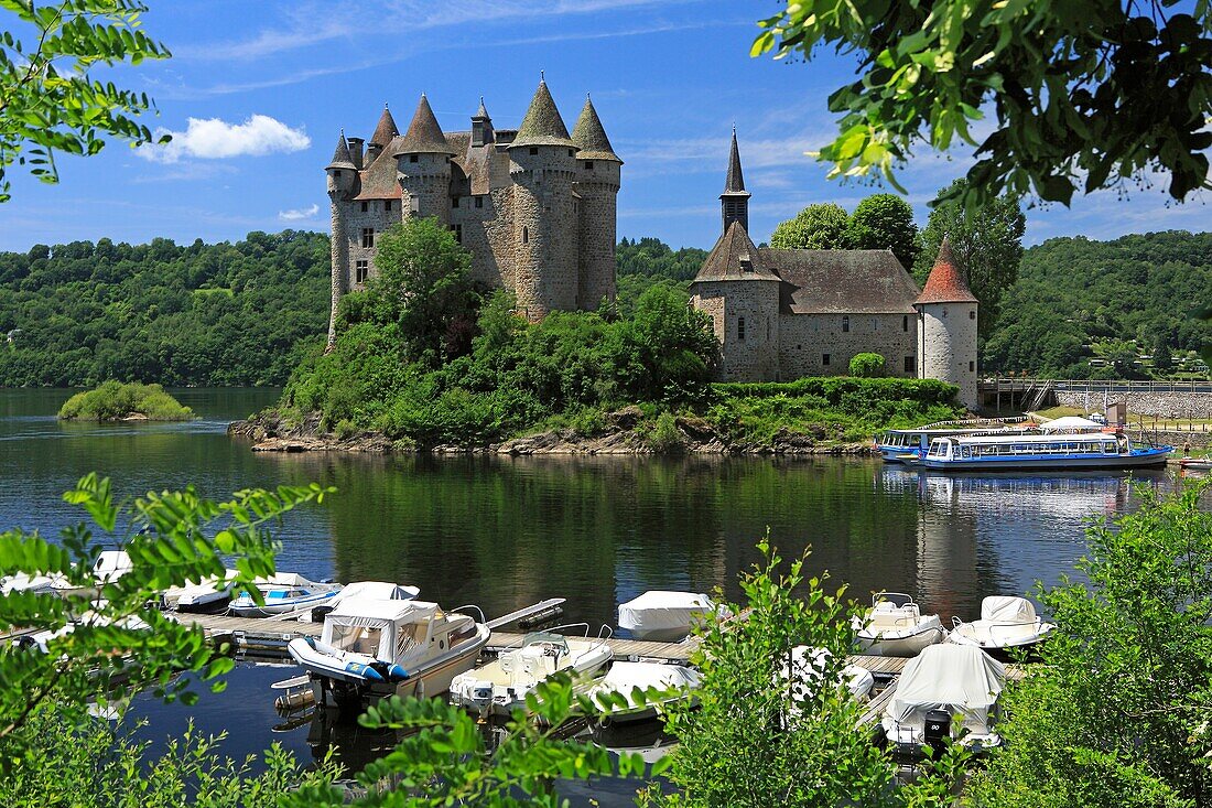 France, Cantal (15), Lanobre, Castle Val (XVth century), Historical monument, it is situéen edge of the artificial lake of Bort-les-Orgues