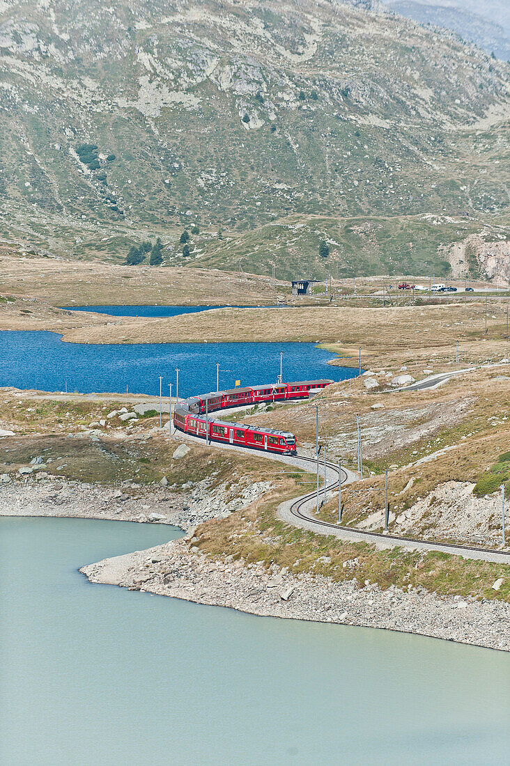Bahn über den Bernina Pass, Bernina-Express, Lombardei, Italien