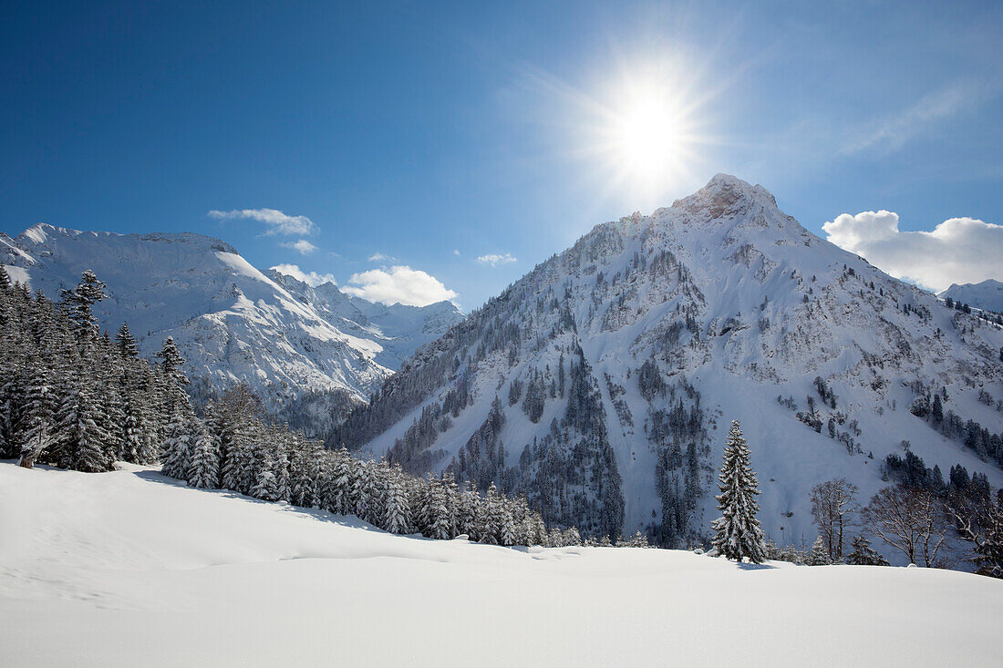 Winterlandschaft im Hintersteiner Tal bei Bad Hindelang, Blick zum Giebel, Allgäu, Bayern, Deutschland