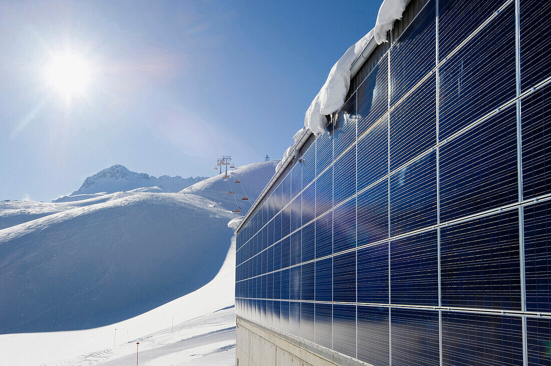 Solarfassade an einer Liftstation im Skigebiet, Zugspitze, Garmisch-Partenkirchen, Bayern, Deutschland