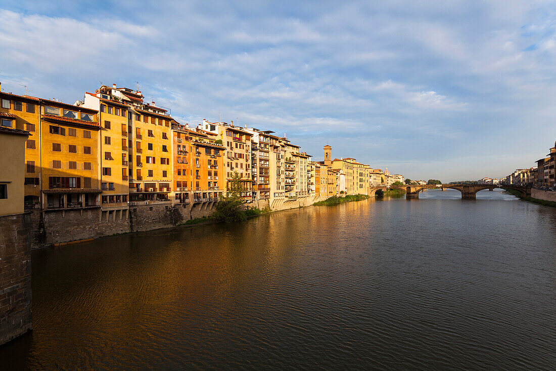 Blick von der Ponte Vecchio auf den Arno, Florenz, Toskana, Italien, Europa