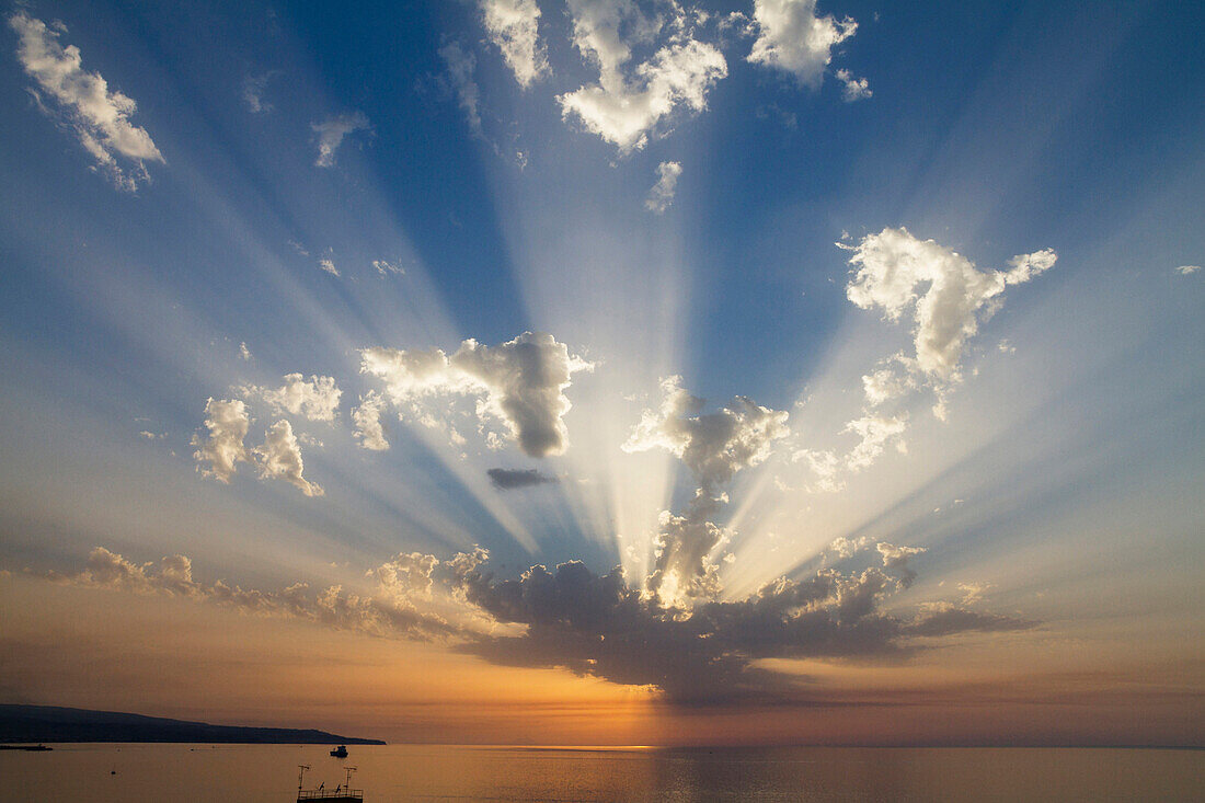 Wolkenstimmung bei Sonnenuntergang, Mittelmeer, Italien, Europa