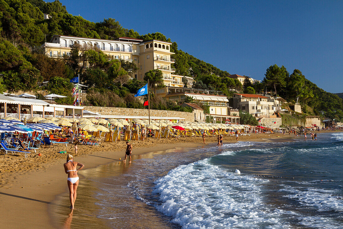 Strand von Santa Maria di Castellabate mit Grand Hotel Santa Maria, Kampanien, Tyrrhenisches Meer, Mittelmeer, Süd-Italien, Europa