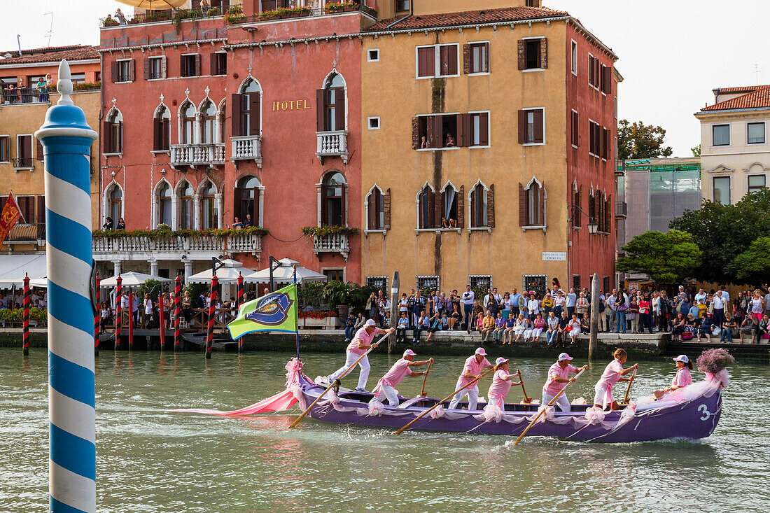 Historische Ruderregatta auf dem Canale Grande, Venedig, Lagune von Venedig, Venetien, Italien, Europa