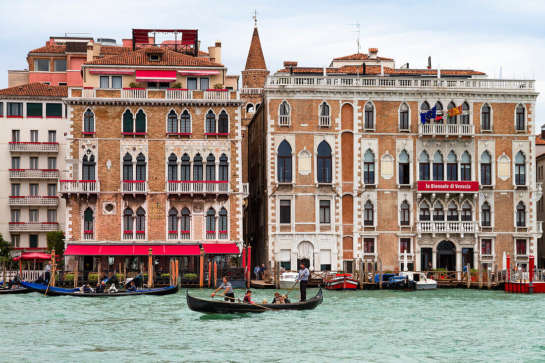Gondeln und Hotel am Canale Grande, Venedig, Lagune von Venedig, Venetien, Italien, Europa