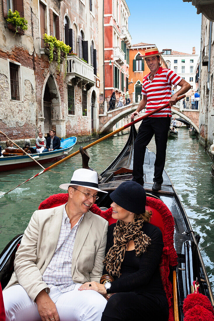 Paar auf eine Gondelfahrt auf den Kanälen von Venedig, Lagune von Venedig, Venetien, Italien, Europa