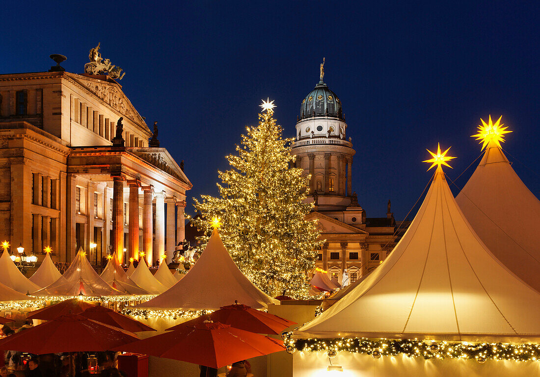 Weihnachtsmarkt mit dem Schauspielhaus und dem Französischen Dom bei Nacht, Weihnachtszauber Gendarmenmarkt, Berlin Mitte, Berlin, Deutschland, Europa