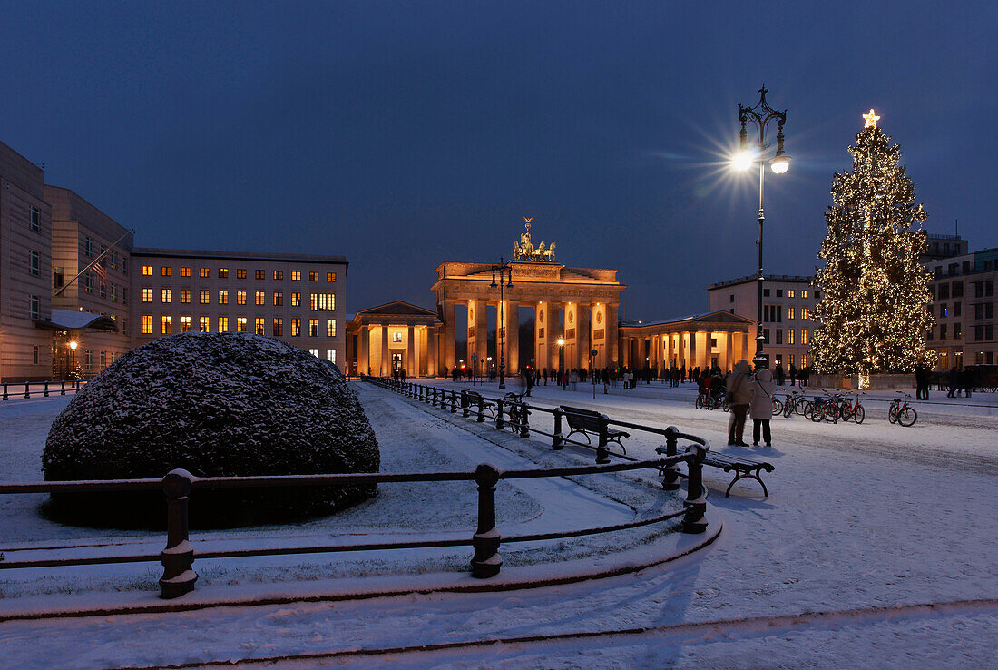 Pariser Platz, Weihnachtsbaum, Brandenburger Tor am Abend, Berlin, Deutschland