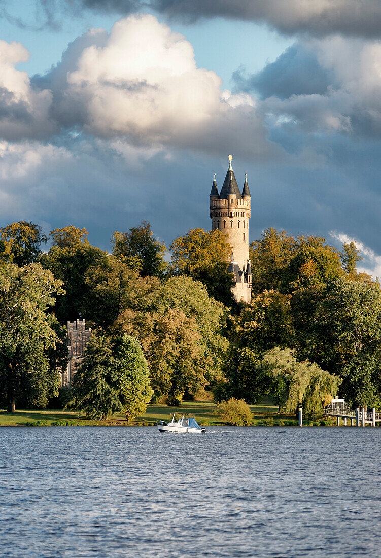 Tiefer See der Havel, Matrosenhaus und Flatowturm im Park Babelsberg, Potsdam, Land Brandenburg, Deutschland