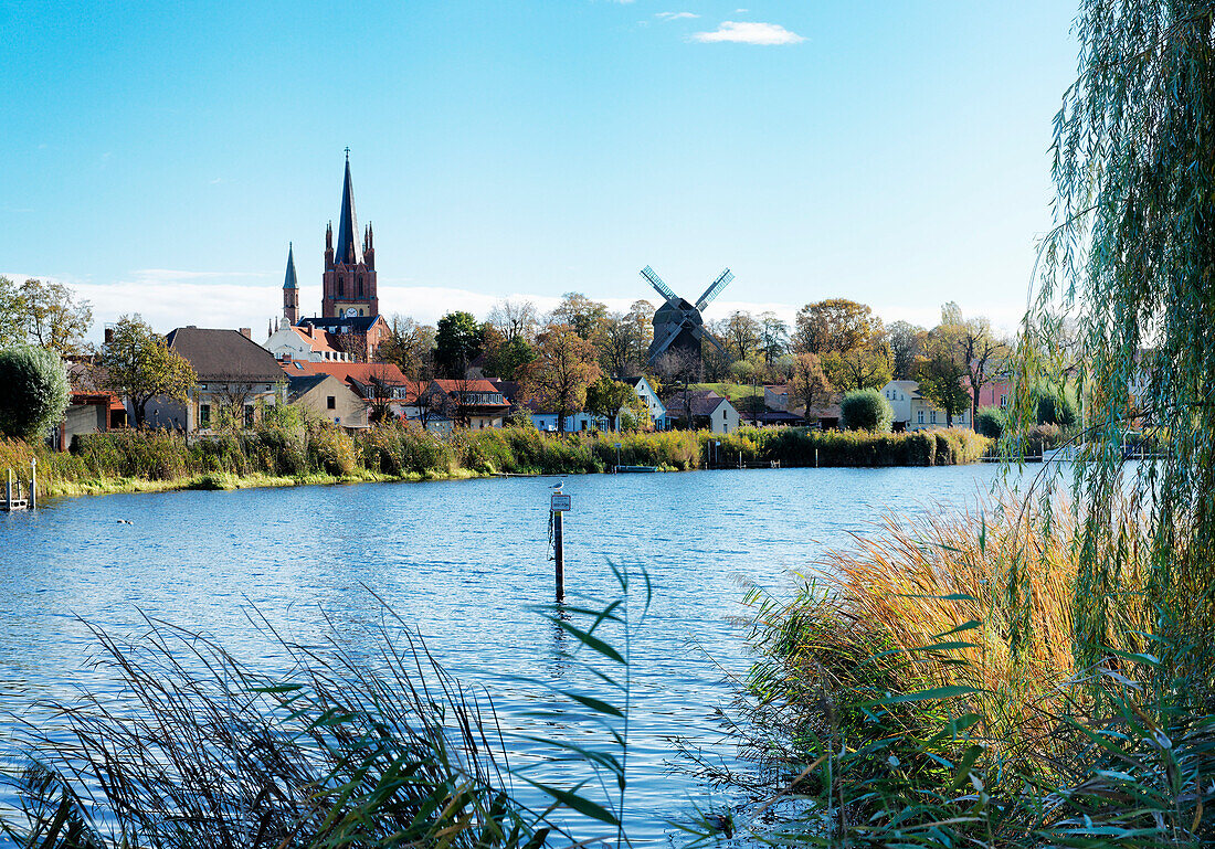 Havel, Heilig-Geist-Kirche und Bockwindmühle in Werder an der Havel, Land Brandenburg, Deutschland