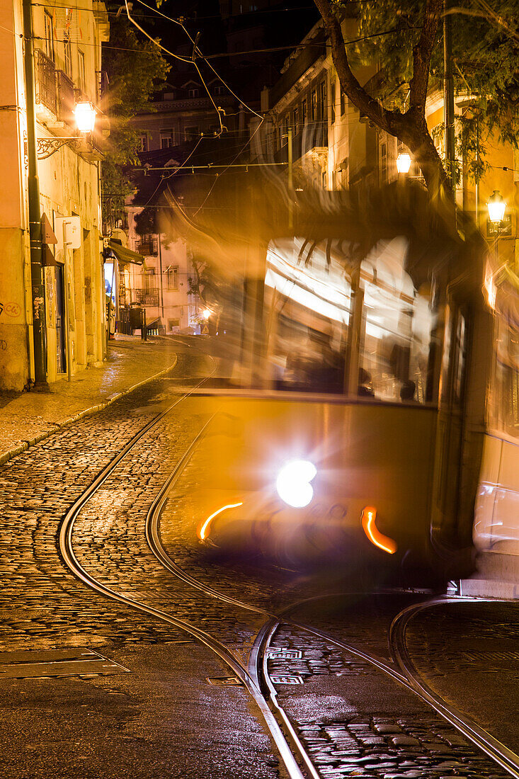 Electrico 28 elektrische Strassenbahn in der Alfama bei Nacht, Lissabon, Portugal