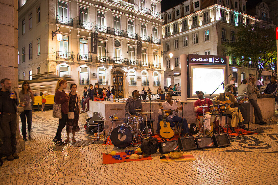 Die Band Guents dy Rincon kommt ursprünglich von den Kapverdischen Inseln, ist aber nun in Lissabon beheimatet und spielt häufig vor der Baixa-Chiado Metro Station in Stadtviertel Chiado, Lissabon, Portugal