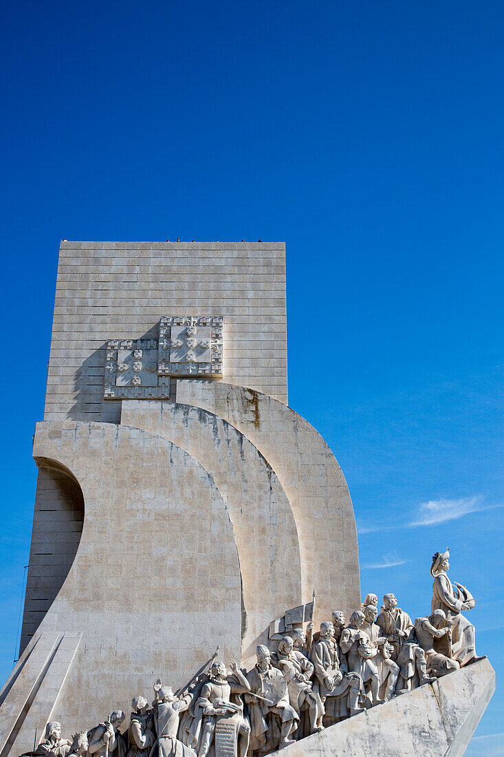 Das Padrao dos Descobrimentos Denkmal zu Ehren der portugiesischen Entdecker in Belem am Fluss Tejo, Lissabon, Portugal