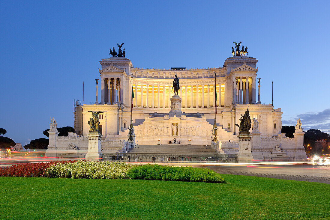 Nationaldenkmal Viktor Emanuel II im Abendlicht, Vittorio Emanuele, beleuchtet, Piazza Venezia, Rom, UNESCO Weltkulturerbe Rom, Latium, Lazio, Italien