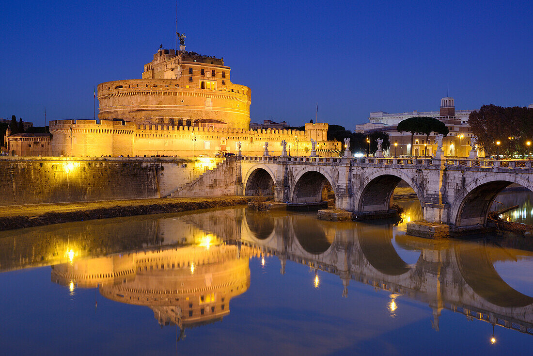 Engelsburg über dem Tiber bei Nacht, beleuchtet, Rom, UNESCO Weltkulturerbe Rom, Latium, Lazio, Italien