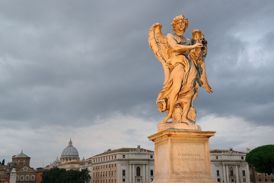 Engel auf Engelsbrücke mit St. Peter im Hintergrund, Rom, UNESCO Weltkulturerbe Rom, Latium, Lazio, Italien