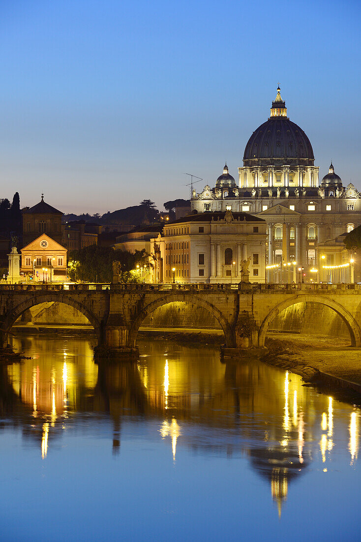 St. Peter über dem Tiber, beleuchtet, Rom, UNESCO Weltkulturerbe Rom, Latium, Lazio, Italien