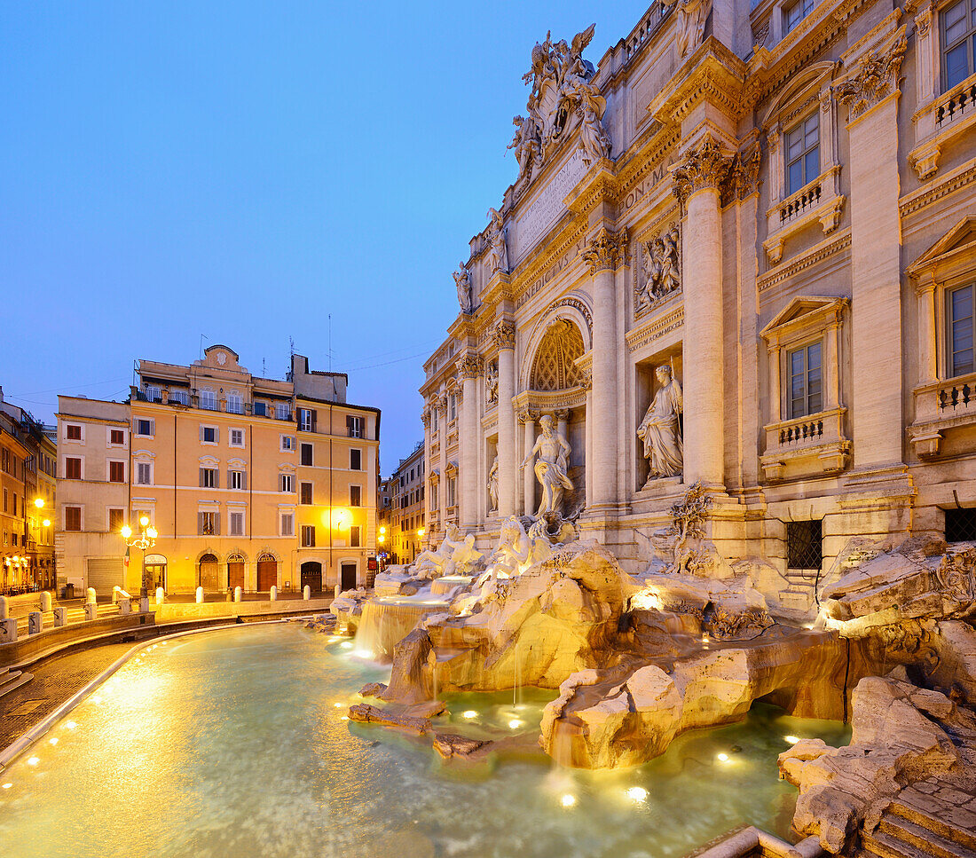 Trevi Brunnen im Abendlicht, Fontana di Trevi, beleuchtet, Rom, UNESCO Weltkulturerbe Rom, Latium, Lazio, Italien