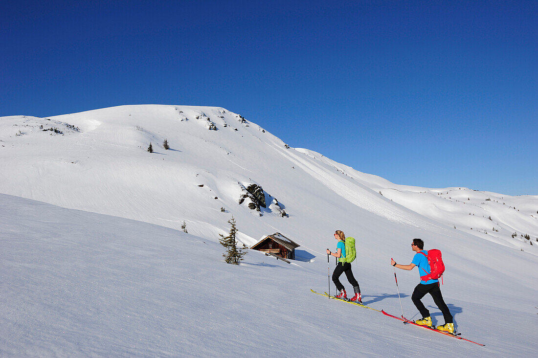 Zwei Skitourengeher beim Aufstieg zum Brechhorn, Kitzbüheler Alpen, Tirol, Österreich