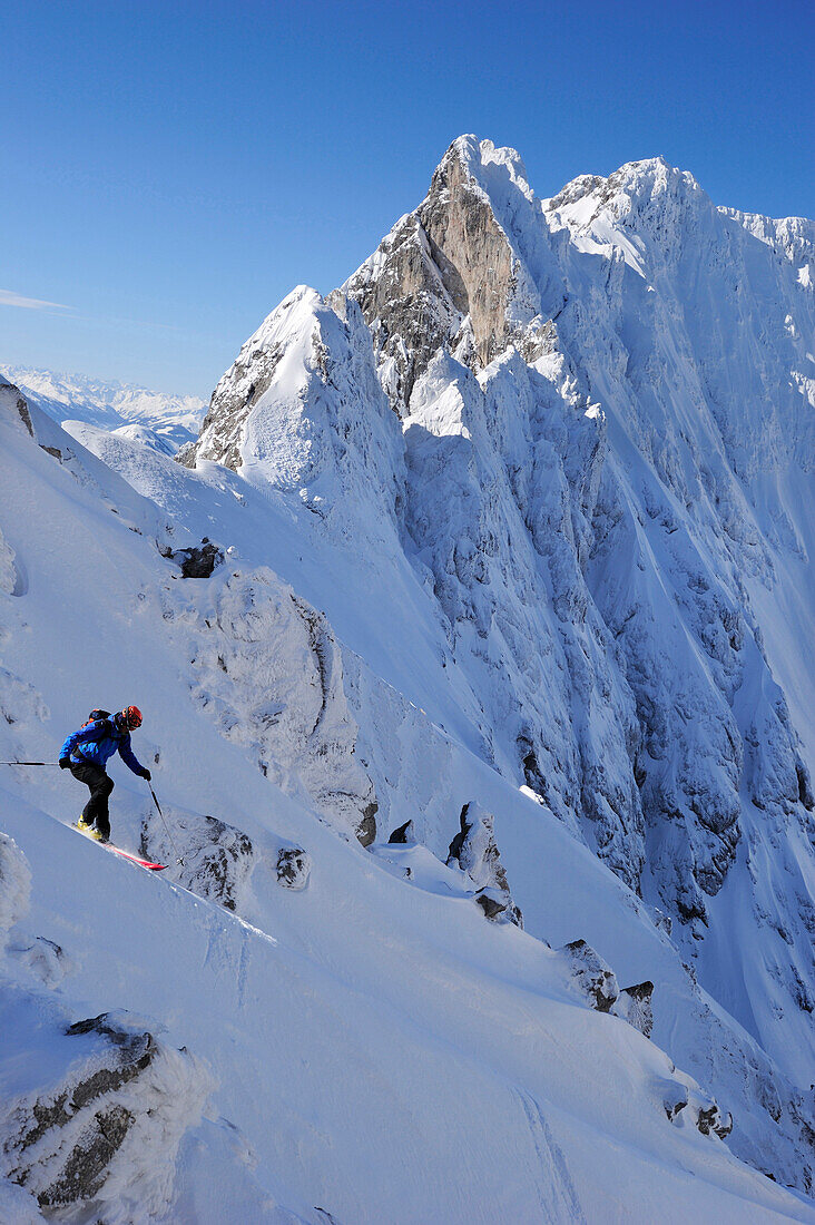 Man downhill skiing from Rote-Rinn-Scharte, Kaiser-Express, Wilder Kaiser, Kaiser mountain range, Tyrol, Austria
