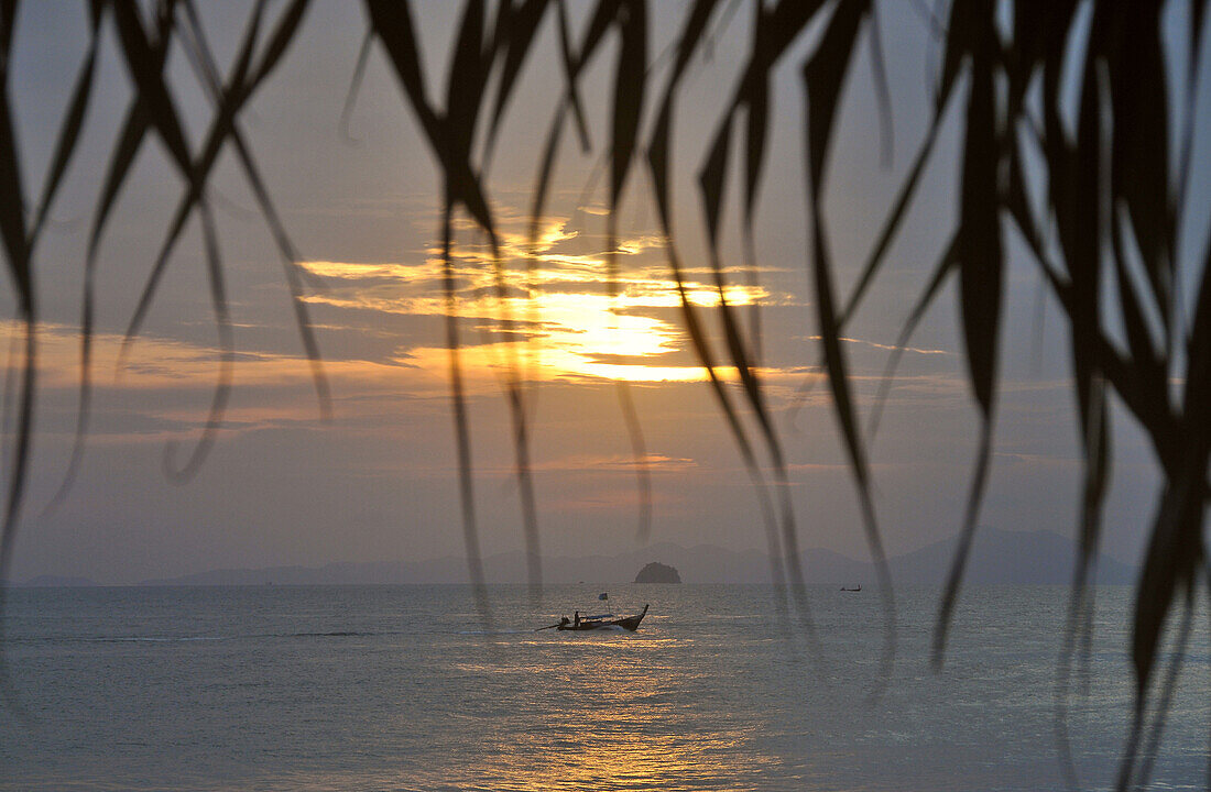 Sonnenuntergang am Ao Nang Beach, Krabi, Andamanensee, Thailand, Asien