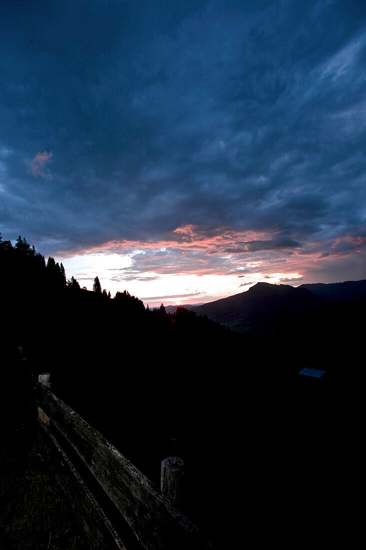 Ein wundervoller Sonnenaufgang in den Bergen, Oberberg, Bayern, Deutschland
